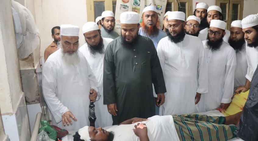 শাসন করায় শিক্ষকের মাথা ফাটিয়ে দিলেন ছাত্রের বাবা