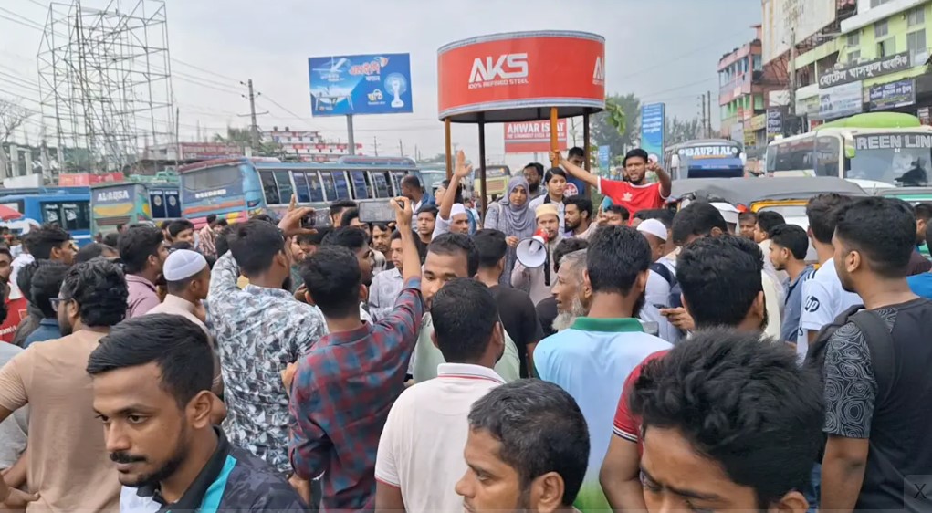 গোপালগঞ্জে হামলার প্রতিবাদে বরিশালে শিক্ষার্থীদের সড়ক অবরোধ