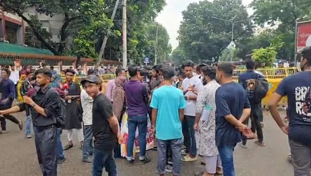 "সাপ্লিমেন্টারি পরীক্ষার দাবিতে ঢাকায় এসএসসি পরীক্ষার্থীদের বিক্ষোভ"