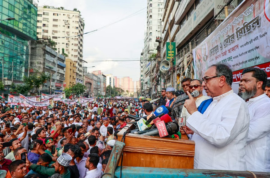 "এক দল কোলে, আরেক দল কাঁধে": অন্তর্বর্তী সরকারের বিরুদ্ধে মির্জা আব্বাসের অভিযোগ
