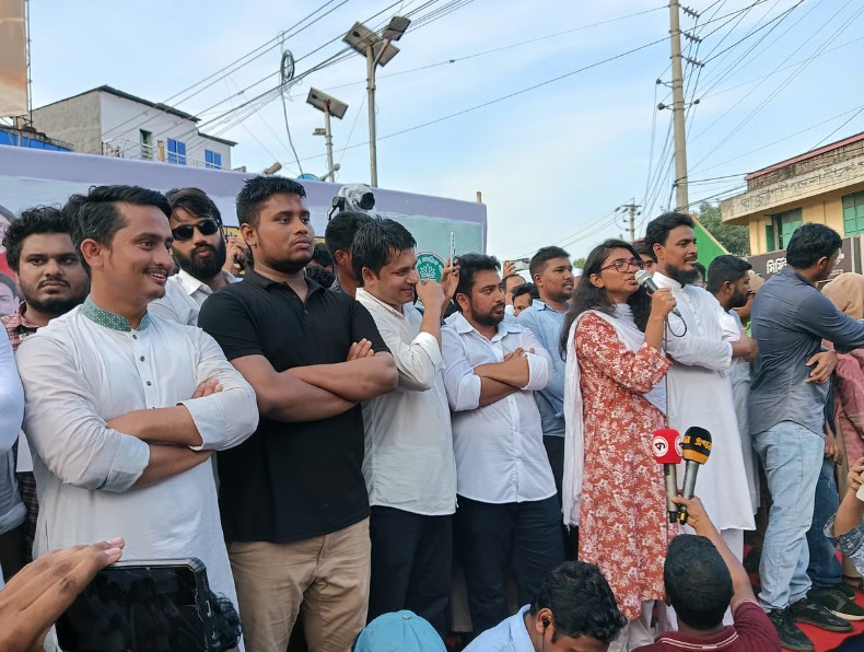 ‘ভাবি ভাবি’ শ্লোগানে মুখর এনসিপির রাজবাড়ীর পথসভা!
