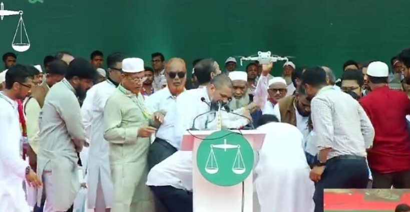 হঠাৎ মঞ্চেই লুটিয়ে পড়লেন জামায়াত আমির!