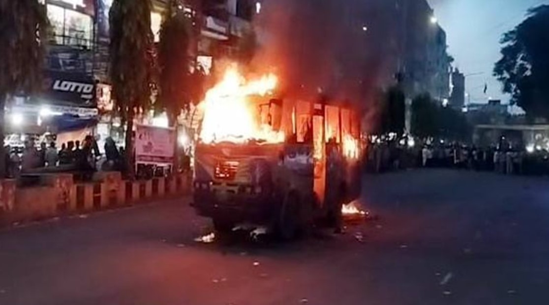 চট্টগ্রামে নিউমার্কেট মোড়ে বাসে হঠাৎ আগুন!