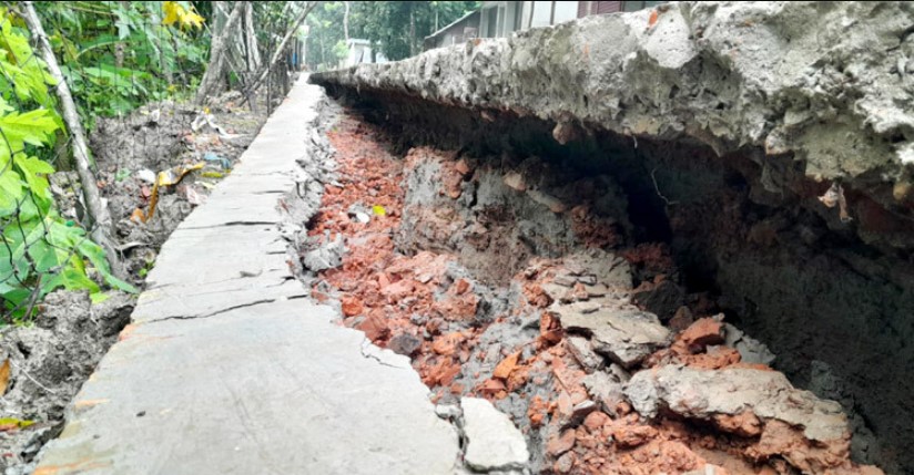 উদ্বোধনের দুই মাসেই 'উন্নয়ন' ধসে পড়ল ঝালকাঠিতে