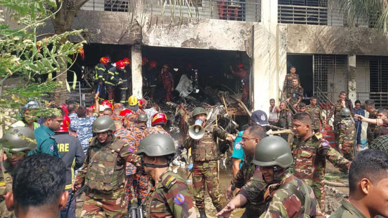 উত্তরায় মাইলস্টোন কলেজে বিমান দুর্ঘটনা: দুইজন নিহত, আহত শতাধিক