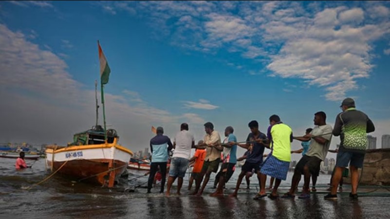  দুই ট্রলারসহ ৩৪ ভারতীয় জেলে বাংলাদেশে আটক