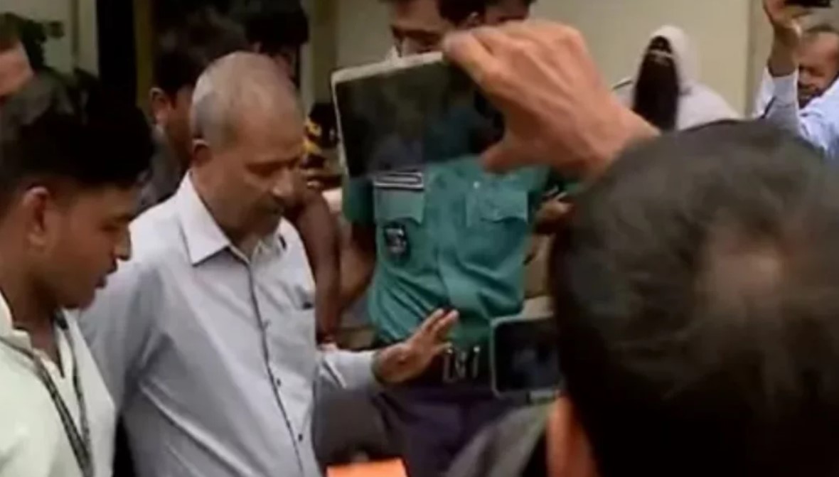উত্তরায় মাইলস্টোন স্কুলে আসিফ নজরুলকে তোপের মুখে শিক্ষার্থীদের