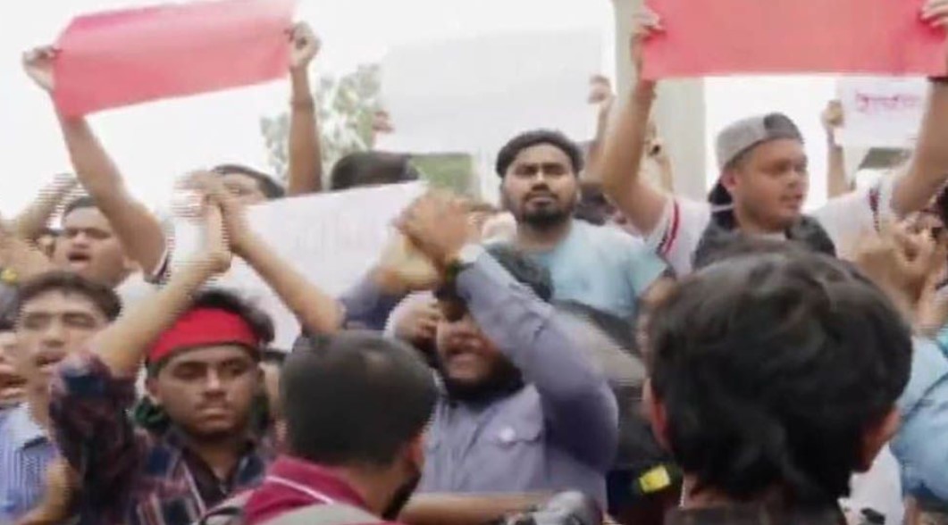 উত্তরায় বিমান দুর্ঘটনার প্রতিবাদে শিক্ষার্থীদের ৬ দফা দাবি, শান্তিপূর্ণ অবস্থান কর্মসূচি
