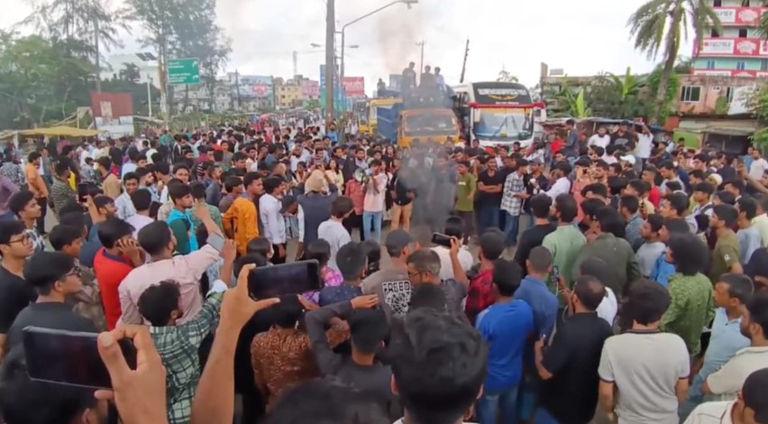 বরিশালে ৭ ঘণ্টা অবরোধ, ছাত্রদের বিক্ষোভে অচল শহর!