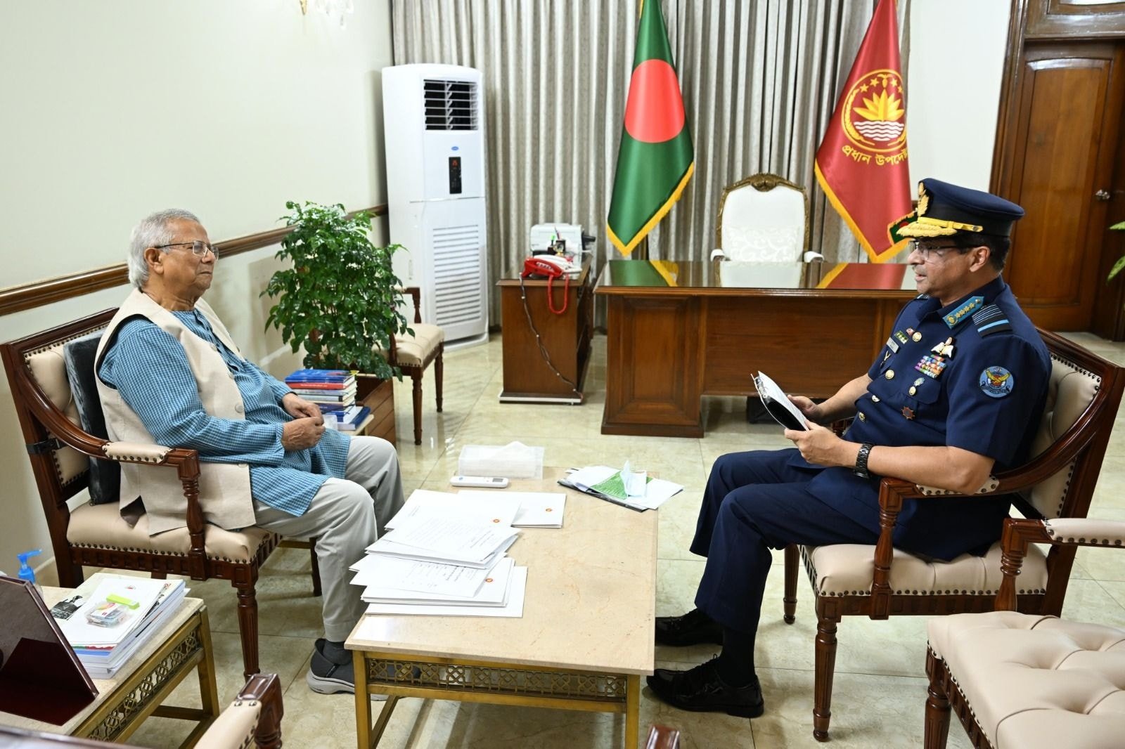 প্রধান উপদেষ্টার সঙ্গে বিমানবাহিনী প্রধানের সৌজন্য সাক্ষাৎ