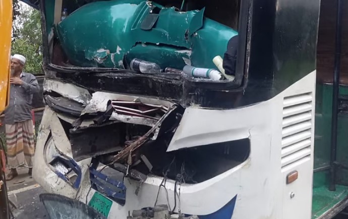 চকরিয়ায় দুই বাস ও কাভার্ড ভ্যানের সংঘর্ষ, আহত ৩