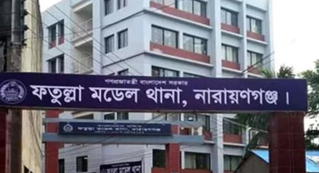 বাথরুমে লুকিয়ে ছিলেন যুবলীগ নেতা, তালা ভেঙে বের করলো ছাত্রদল