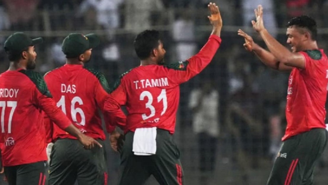 বাংলাদেশের সামনে রানের পাহাড় দাঁড় করালো পাকিস্তান