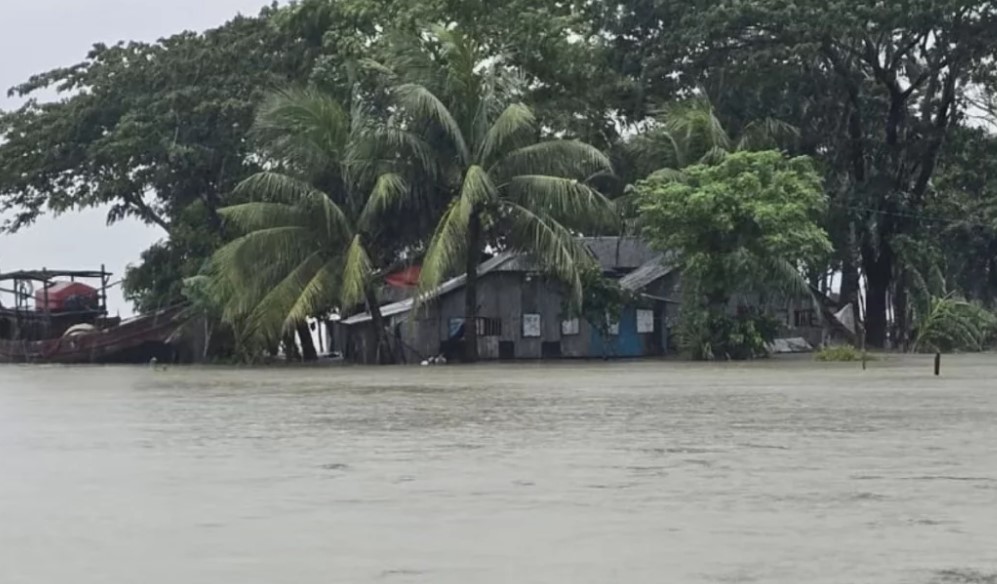 উপকূলজুড়ে নিম্নচাপের তাণ্ডব, প্লাবিত ১৬ জেলা