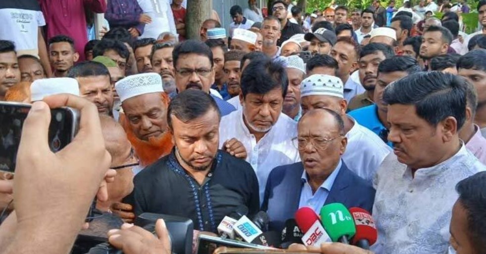 মাইলস্টোন দুর্ঘটনায় নিহত সায়মার বাড়িতে গেলেন বিএনপি নেতা মিন্টু