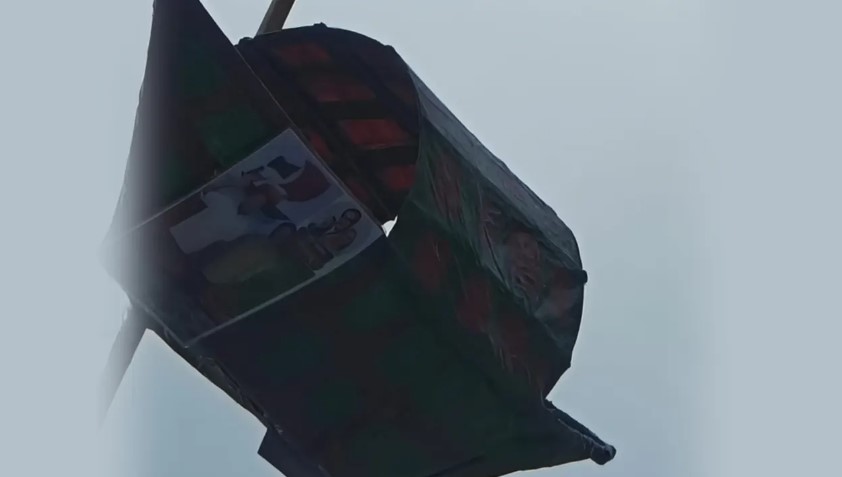 রাতে ‘নৌকা’ ঝুলিয়ে রাখায় গ্রেপ্তার আওয়ামী লীগ কর্মী