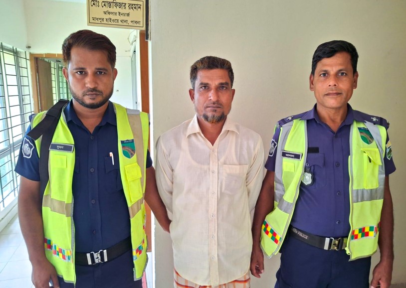 পাবনার আলোচিত সড়ক দুর্ঘটনার আসল চালক গ্রেপ্তার
