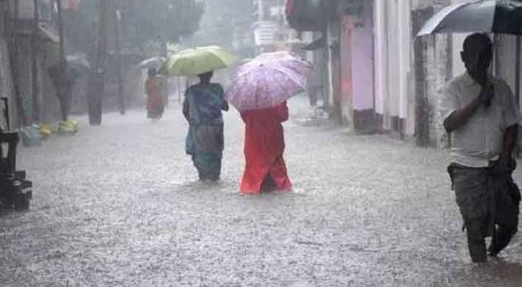 দেশের তিন বিভাগে ভারি থেকে অতিভারি বৃষ্টির পূর্বাভাস, চট্টগ্রামে ভূমিধসের শঙ্কা