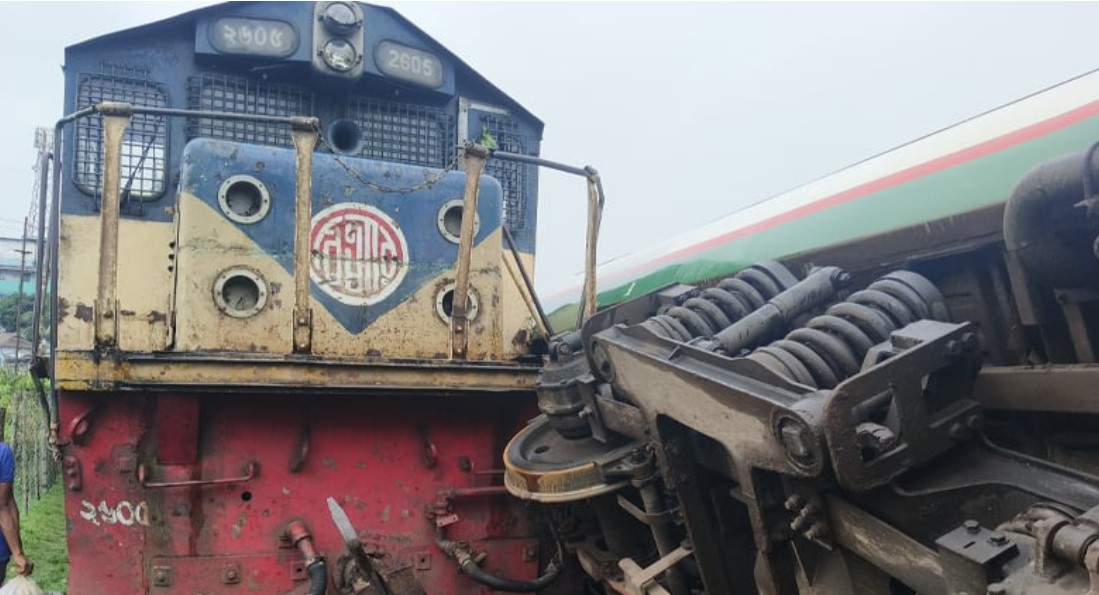 লালমনিরহাটে ভয়াবহ ট্রেন সংঘর্ষ লাইনচ্যুত দুটি বগি!
