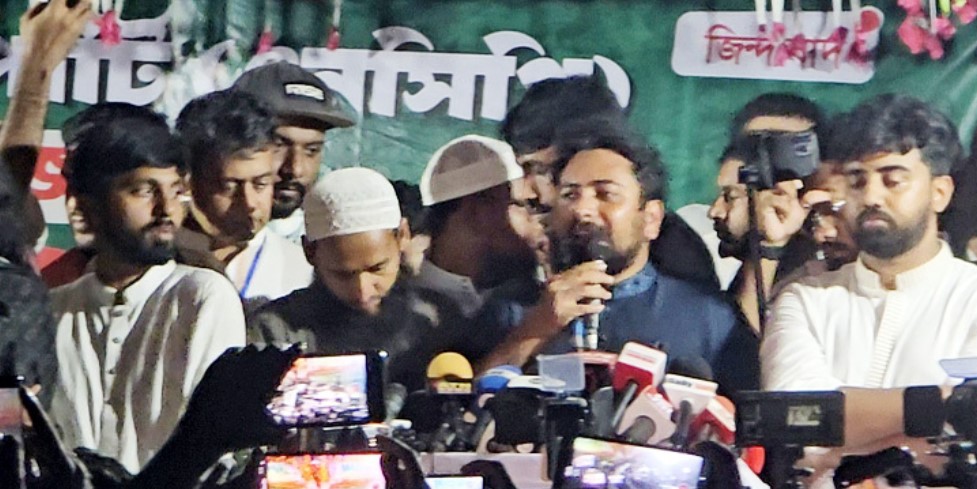 "শেখ হাসিনাকে ১০ বার ফাঁসিতে ঝোলালেও অপরাধ কমবে না"—নাহিদ ইসলাম