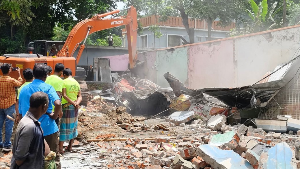 ময়মনসিংহে উচ্ছেদ করা হলো মিনি চিড়িয়াখানা ও শিশুপার্ক