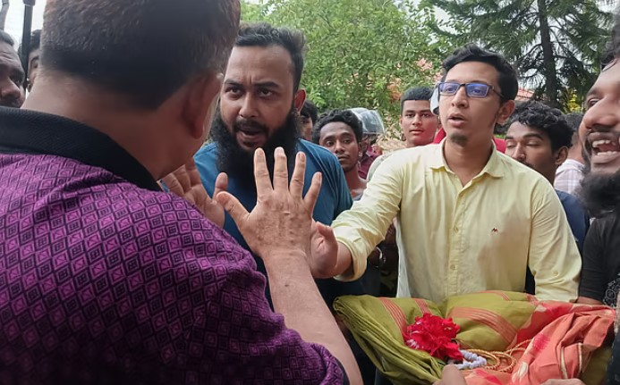 ভৈরবে ছিনতাই রোধে ব্যর্থতার অভিযোগে থানায় বিক্ষোভ, ওসির জন্য উপহার শাড়ি-চুড়ি