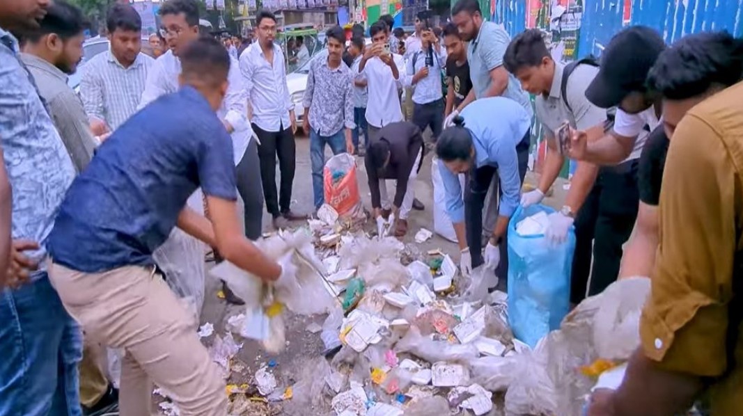 ছাত্রদলের সমাবেশ শেষে শাহবাগে সড়ক পরিষ্কার করলেন নেতাকর্মীরা