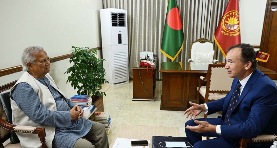 ‘মানুষ আপনাকে মনে রাখবে’—বিদায়বেলায় ইউনূসকে গান উপহার ডাচ দূতের