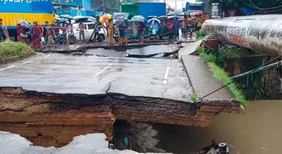 চট্টগ্রামে বায়েজিদ সড়কের সেতু ধসে যান চলাচল বন্ধ