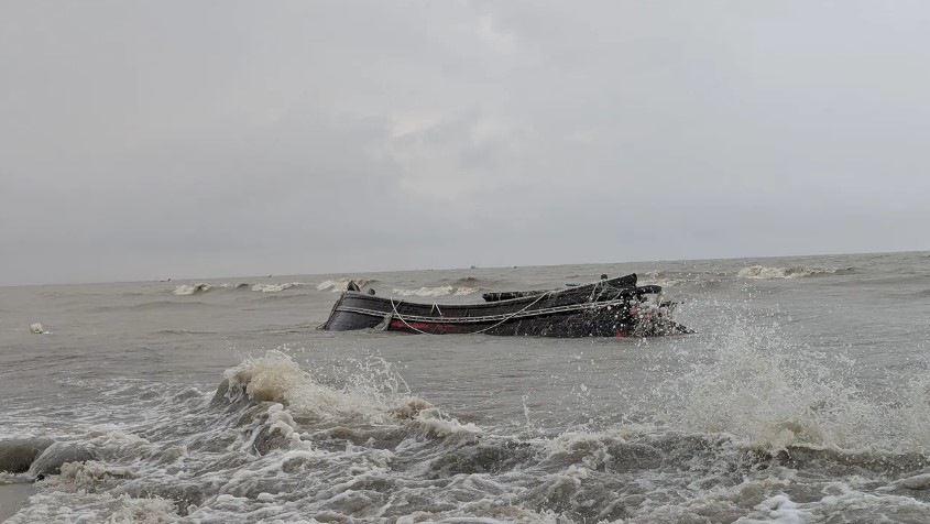কুয়াকাটা সৈকতে ভেসে এলো ট্রলার ও জেলের মরদেহ