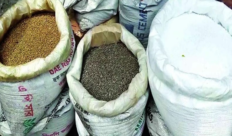 সিন্ডিকেটের দৌরাত্ম্যে সরকারের নির্ধারিত ২৭ টাকার সার বিক্রি হচ্ছে ৬০ টাকায়
