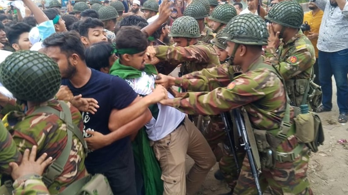 তিন দাবিতে বরিশালে শিক্ষার্থীদের মহাসড়ক অবরোধ, দক্ষিণাঞ্চলে সড়ক যোগাযোগ বন্ধ