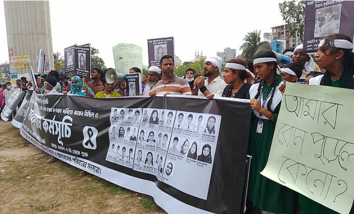 মাইলস্টোনে কোচিং বন্ধ ও বিধ্বস্ত দিনের সিসি ফুটেজ দেখার দাবিতে মানববন্ধন