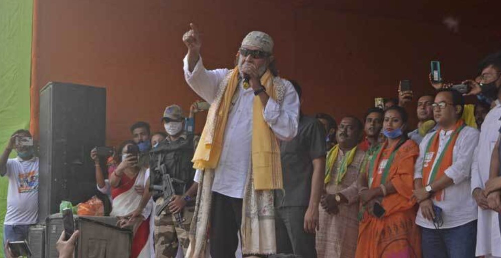 মিঠুন চক্রবর্তীর হুঁশিয়ারি:১৪০ কোটি মানুষের প্রস্রাবে পাকিস্তান সুনামিতে ভেসে যাবে