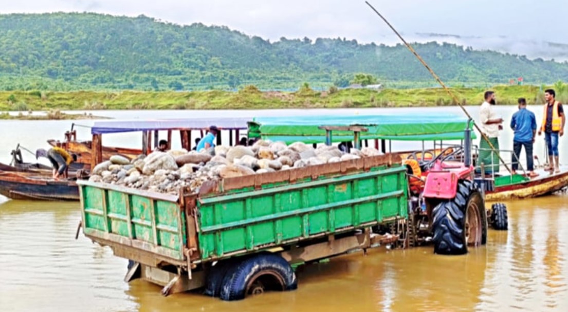 ভোলাগঞ্জে পথে পথে লুটের পাথরের স্তূপ