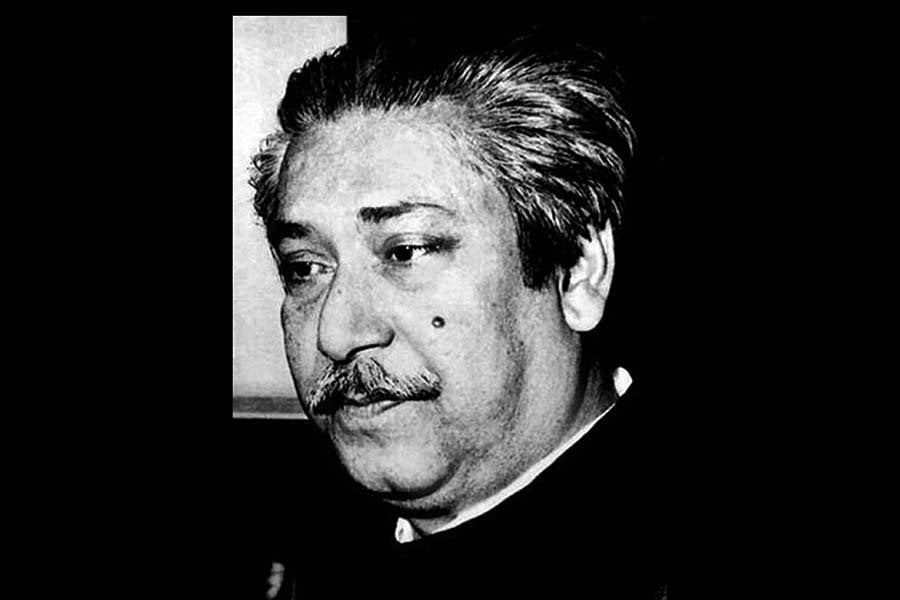 শেখ মুজিব: দেবতা, ভিলেন নাকি রাজনৈতিক ট্রাজেডির নায়ক?