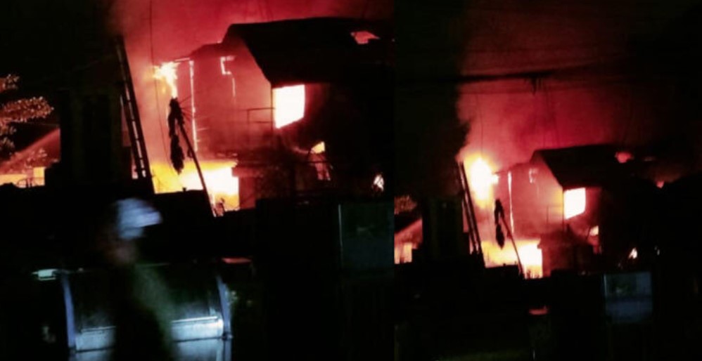সীতাকুণ্ডে ভয়াবহ অগ্নিকাণ্ড: যানজটে আটকে ফায়ার সার্ভিস,পুড়ে ছাই ২৫ দোকান
