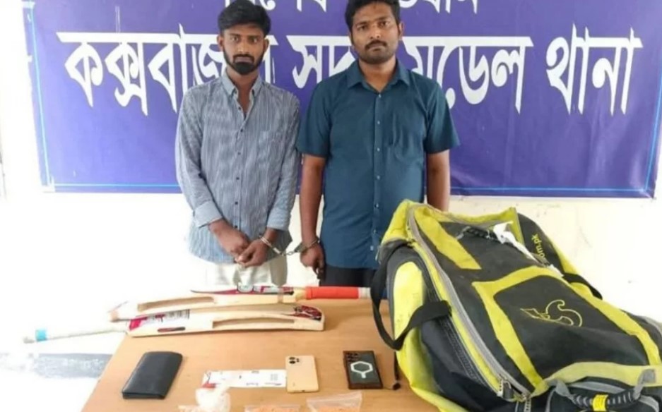 ক্রিকেট ব্যাটের ভেতরে ইয়াবা: অভিনব কৌশলেও ধরা পড়লেন ২ যাত্রী