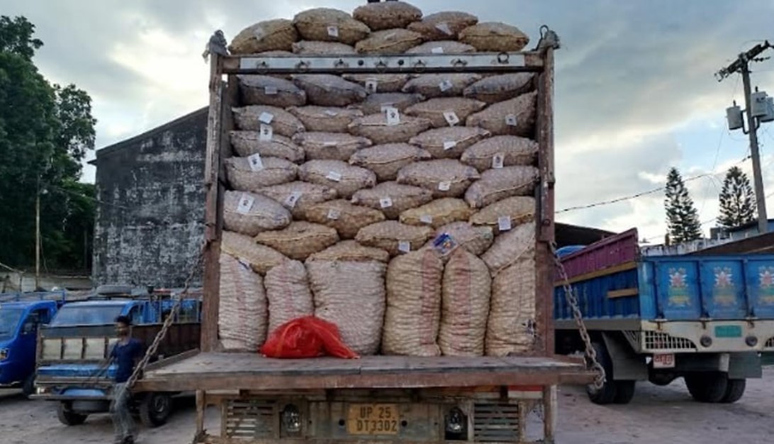 সাড়ে ৫ মাস পর বন্দরে ভারতীয় পেঁয়াজ: আমদানি শুরু হওয়ায় স্বস্তিতে ক্রেতারা