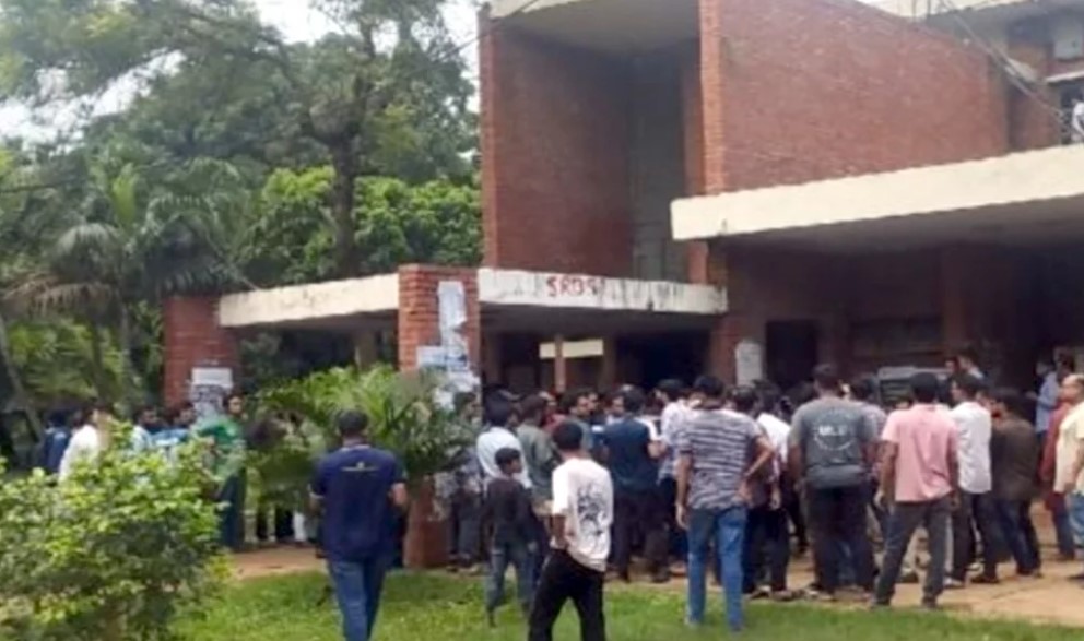 জাবি ছাত্রদলে তুমুল উত্তেজনা: কেন্দ্রীয় নেতাদের সামনেই দুই গ্রুপের ধাওয়া-পাল্টা ধাওয়া