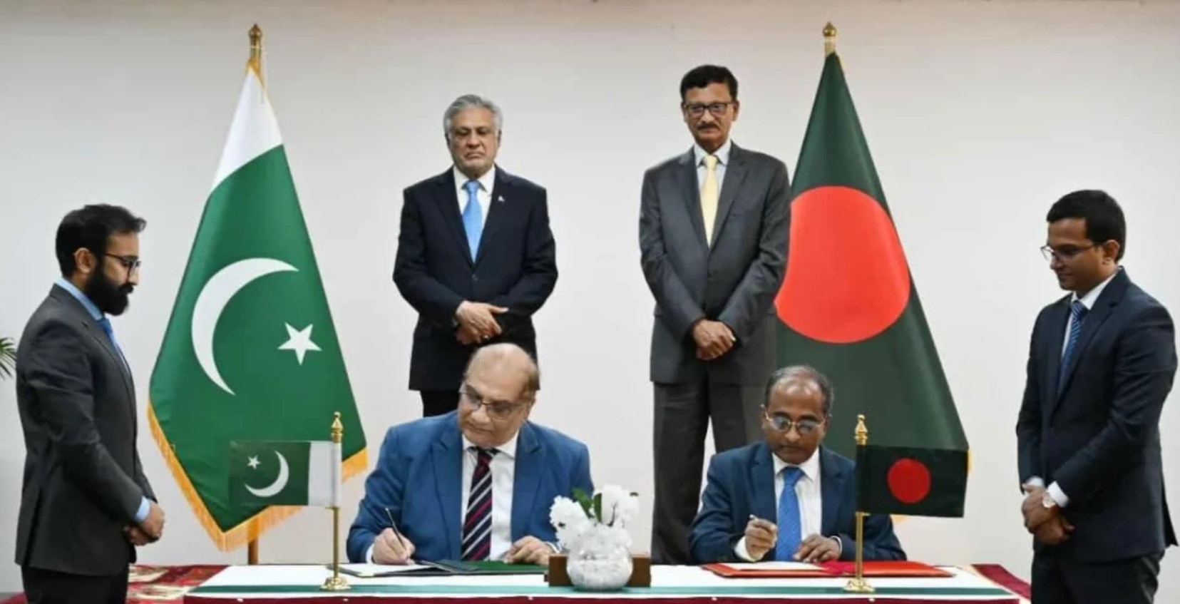 বাংলাদেশ-পাকিস্তান সম্পর্কে নতুন মাত্রা: ভিসা বিলোপ চুক্তিসহ ৫ সমঝোতা সই