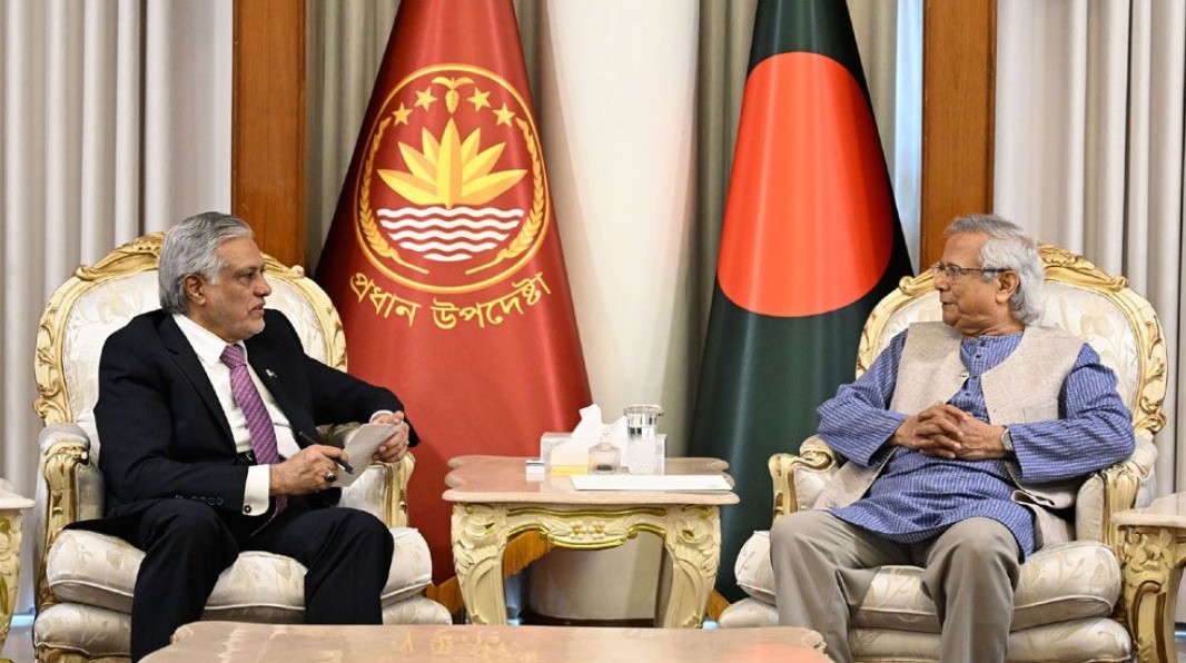 ঢাকায় কূটনৈতিক তৎপরতা: ড. ইউনূসের সঙ্গে ইসহাক দারের বৈঠক