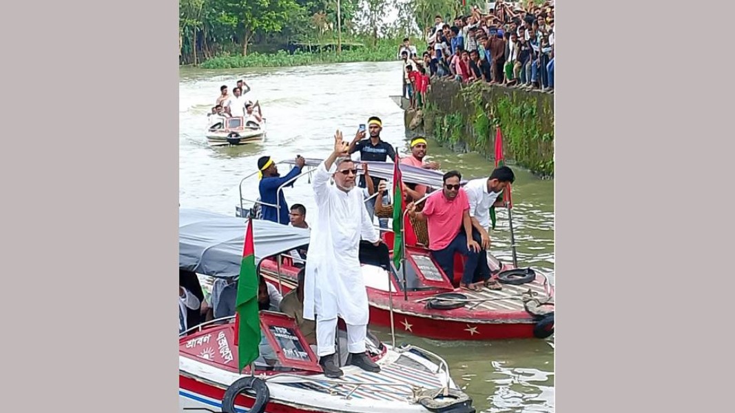 ১৭ বছর পর নিজ এলাকায় লুৎফুজ্জামান বাবর, স্পিডবোটে গণসংযোগ