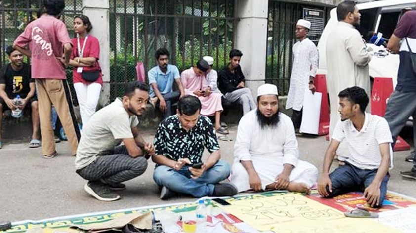 ফজলুর রহমানকে গ্রেপ্তারের দাবিতে সেগুনবাগিচায় ছাত্র-জনতার বিক্ষোভ
