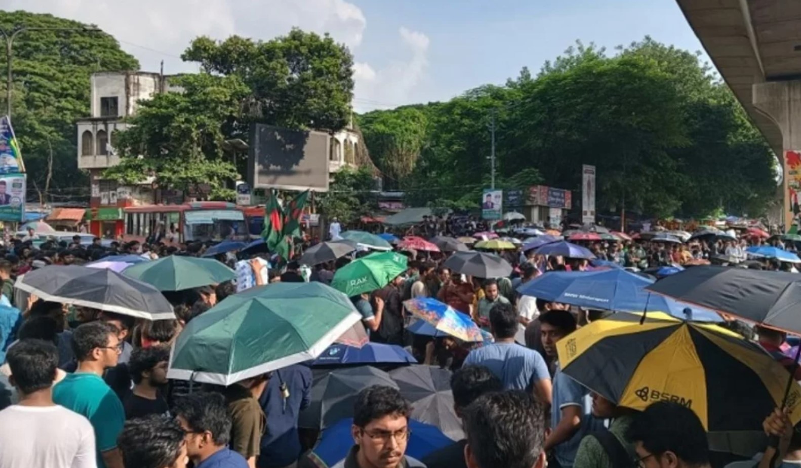 ব্লকেড অব ইঞ্জিনিয়ার্স: শাহবাগ অবরোধ করে প্রকৌশল শিক্ষার্থীদের বিক্ষোভ