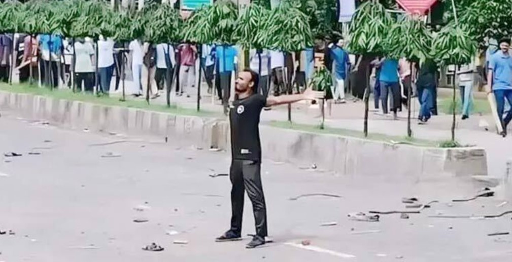 ট্রাইব্যুনালে ছেলের গুলির ভিডিও দেখে কাঁদলেন আবু সাঈদের বাবা
