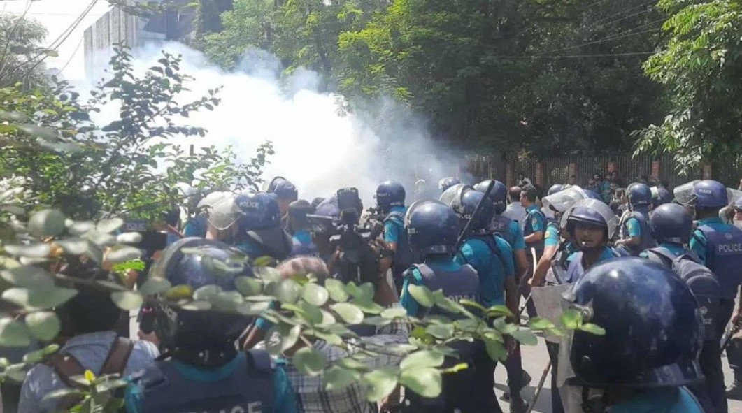 প্রধান উপদেষ্টার বাসভবনমুখী লং মার্চ: পুলিশের সঙ্গে সংঘর্ষে উত্তাল শাহবাগ