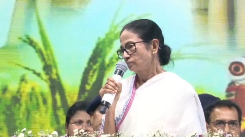 বাংলাদেশ আর পশ্চিমবঙ্গের ভাষা এক, আমি কী করব?: মমতা