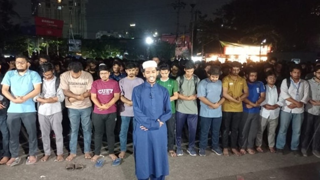 অন্তর্বর্তী সরকারের ‘গায়েবানা জানাজা’ পড়লেন চুয়েট শিক্ষার্থীরা