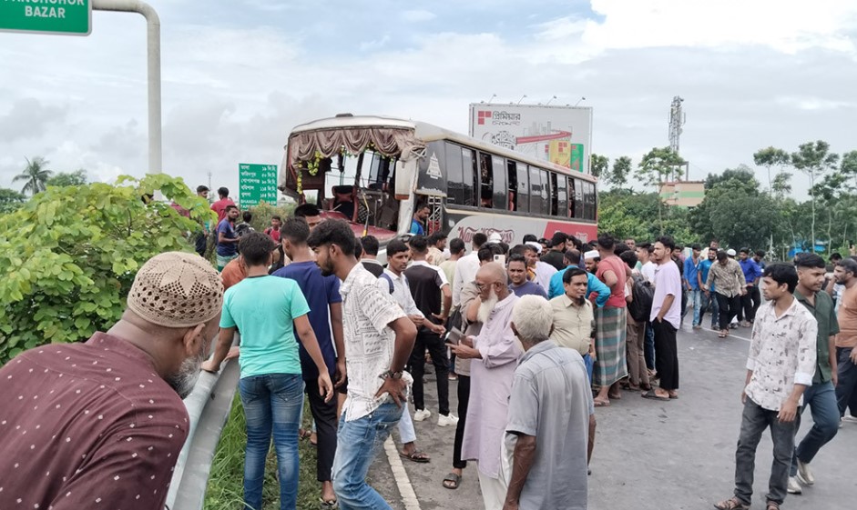 শিবচরে ৪ বাসের ভয়ংকর সংঘর্ষ, অচল হয়ে পড়েছে ঢাকা-ভাঙ্গা এক্সপ্রেসওয়ে